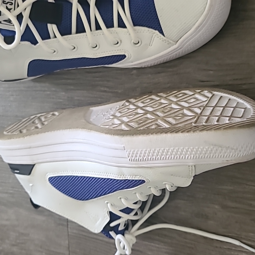 Converse - Picture 2 of 4